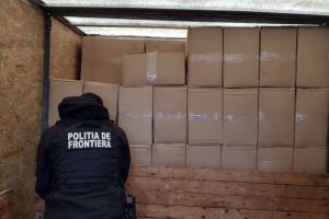 Peste 34.000 de pachete cu tigari, ascunse in peretii dubli ai unei autoutilitare, descoperite de politistii de frontiera pe raza judetului Constanta (galerie foto)