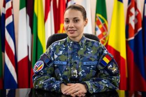 FOTO Locotenentul român Alexandra Vîrlan, premiată de compania americană Raytheon