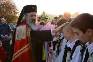 IPS Teofan slujeşte, duminică, la o biserică din Botoşani