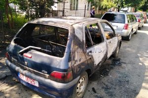 FOTO Tânărul care a incendiat mai multe maşini la Botoşani şi-a primit pedeapsa. Ce au decis judecătorii în privinţa sa