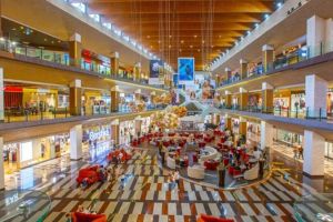 Reduceri de iarnă, ateliere de creaţie şi party cu tunuri de zăpadă la Iulius Town Timişoara