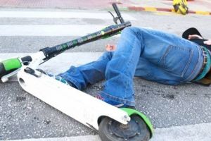 „Trotineta pe trecerea de pietoni e ca tramvaiul pe linia de BMW”. MAI vrea lege pentru circulaţia cu trotinete