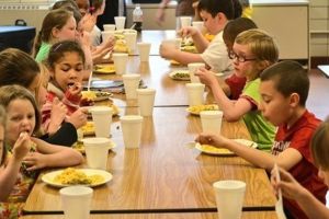 Se extinde programul „Masă caldă în şcoli” – În judeţul Sibiu elevii din încă trei unităţi de învăţământ vor primi hrană caldă în pauza mare