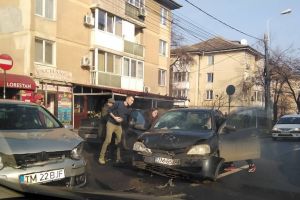 Șoferiţă la spital în urma unui accident de circulaţie, în Complexul Studenţesc din Timişoara