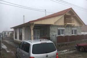 FOTO. Casa sătmărenilor distrusă de incendiu, refăcută cu sprijinul oamenilor inimoşi
