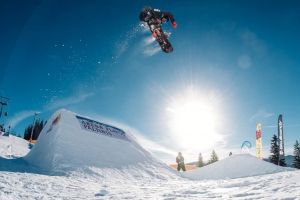 FOTO Show cu acrobaţii la Arena Platoş Păltiniş – Turiştii au stat cu sufletul la gură