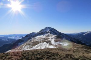 Semne de primăvară în Munţii Rodnei şi în Călimani. Soarele a topit zăpada de pe creste (FOTO)