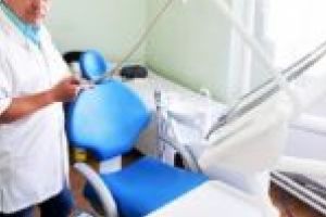 Doctorul care aduce zâmbetul! Lugojul are cabinet stomatologic şcolar pentru elevi