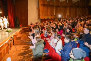 Seară de spectacol pentru mai mulţi copii din judeţ