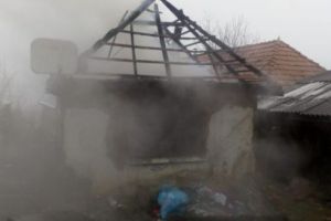 Casă arsă în totalitate în comuna Solovăstru