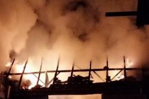 Incendiu puternic în Oradea: Trei case au avut acoperişurile în flăcări, de la hornul uneia dintre ele!