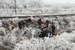 Maşină răsturnată datorită carosabilului acoperit cu polei