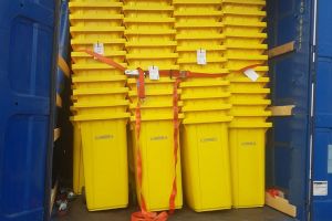 Au sosit primele pubele galbene dotate cu cip pentru sistemul ”Plăteşte pentru cât arunci”