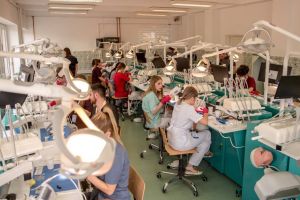 DenTim – congres internaţional de medicină dentară, la Timişoara, pentru studenţi şi tineri stomatologi