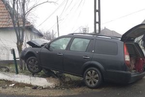 FOTO. Accident în judeţul Satu Mare. Un moldovean a dărâmat un gard!