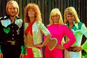 Petrecere la muzeu: orădenii, invitaţi la un vernisaj cu after-party insipirat din discotecile anilor '70 şi '80