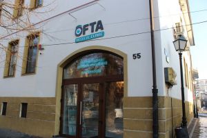 Trei medici cu experienţă fac intervenţii chirurgicale la Ofta Medical Clinic Bistriţa