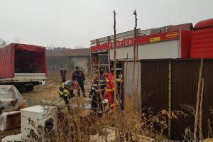 Incendiu la un magazin de mobilă din Rogerius. Circulaţia tramvaielor a fost blocată