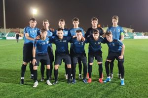 Bagaje pierdute! In ce echipament au evoluat jucatorii FC Viitorul Under-17 in debutul la Saudi Leaders Cup, de la Riad    