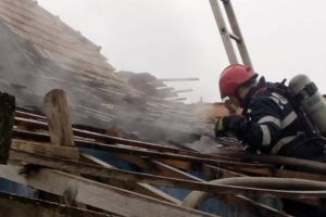 Casă cuprinsă de flăcări din cauza unui coş de fum neîntreţinut, în Timiş