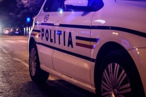 Doi tineri şoferi băuţi, prinşi dintr-un foc de poliţişti: unul a intrat cu maşina ...