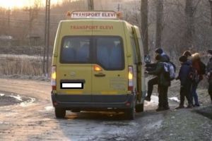 Un microbuz şcolar blocat pe drum. Primăria n-a curăţat drumul