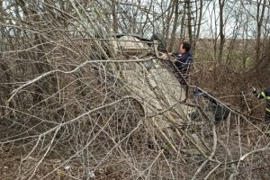 Judetul Constanta: Accident rutier in Lazu. Un autoturism s-a rasturnat pe marginea drumului. Doua persoane, preluate de ambulanta 