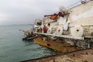 A inceput operatiunea de pregatire a corpului epavei Queen Hind, din Portul Midia