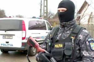 Perchezitii la proxeneti din Barcanesti. Fetele erau convinse sa se prostitueze, prin metoda 