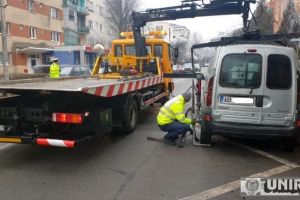 FOTO, VIDEO: Antidot pentru sindromul parcării ”unde vrea muşchiu’ meu” – Maşină lăsată ”în boscheţi”, ”săltată” de Poliţia locală, la Alba Iulia