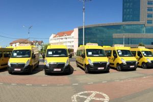 Transportul elevilor din satele izolate rămâne o problemă – Zeci de şcoli din Sibiu cer microbuze