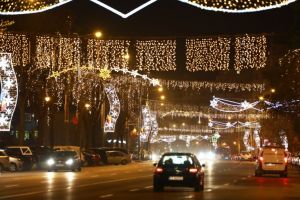 Primaria Constanta anunta ca vor continua lucrarile de strangere a decoratiunilor si iluminatul festiv de pe marile bulevarde