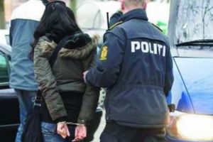 Două ţigănci care au intrat să fure dintr-o casă din Şuncuiuş au nimerit la ieşire direct în braţele poliţiştilor. Ce aveau în genţi femeile