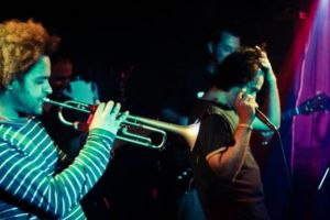 Îndrăgita trupă Blazzaj lansează un nou single, intitulat „Spre Stele”