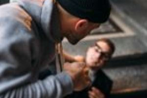 Gemeni din Reşiţa, bătuţi pentru că n-au invitat pe cine trebuia la ziua lor…