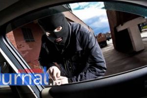 Puşti de 14 ani, prins la furat dintr-o maşină, la îndemnul unui bărbat