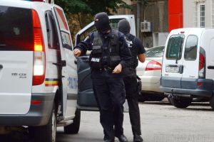 Poliţiştii BCCO Oradea au descins în Arad: Patru persoane au ajuns în arest pentru exploatarea sexuală a unor adolescente de 13 şi 15 ani