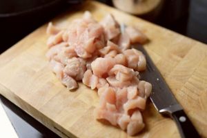 Mai multe tone de carne de pasăre provenită din zone restricţionate din Ungaria au ajuns pe piaţa din România