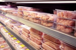 Carnea de pasăre din zone cu gripa aviară a ajuns şi în Bistriţa-Năsăud