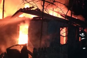 A luat foc spălătoria şi casele de lângă