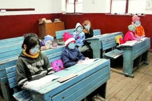 Eleve de clasa a IV-a, hărţuite sexual de învăţător. Conducerea şcolii a aflat, dar continuă să ţină maniacul sexual pe post