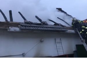 Incendiu, în această dimineaţă, la o casă din Crizbav (Video)