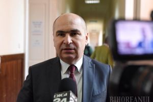 Bolojan la autostop: Lăsat de Tarom la Cluj, primarul a venit acasă într-o companie... tensionată