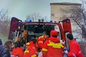 Gest inexplicabil - Un elev s-a aruncat de la etajul doi al unui liceu