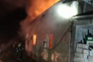 O familie din Bucova a rămas fără agoniseala de o viaţă în urma unui incendiu