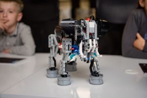 Premieră la Sibiu – Prima competiţie de robotică pentru adolescenţi