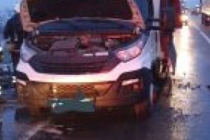 FOTO: Un autocamion a luat foc pe E60, la Luduş