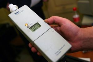 Șofer inconştient. Prins la volan beat şi cu permisul suspendat, la 52 de ani