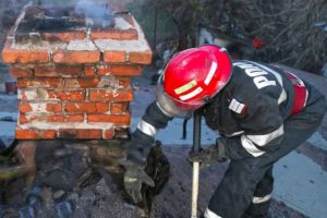 Coş de fum defect sau necurăţat de funingine – una dintre cele mai întâlnite cauze ale izbucnirii incendiilor la locuinţe