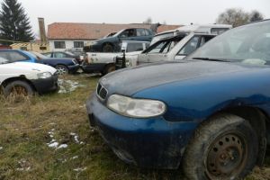 Primăria Miercurea Ciuc continuă ridicarea autovehiculelor abandonate pe spaţiul public